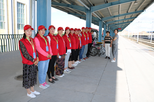 海西州助残志愿者为中国残疾人艺术团演出提供志愿服务